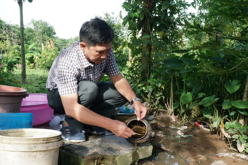 Môi trường xung quanh nhà bệnh nhi có các điều kiện thuận lợi cho sự phát triển của muỗi.