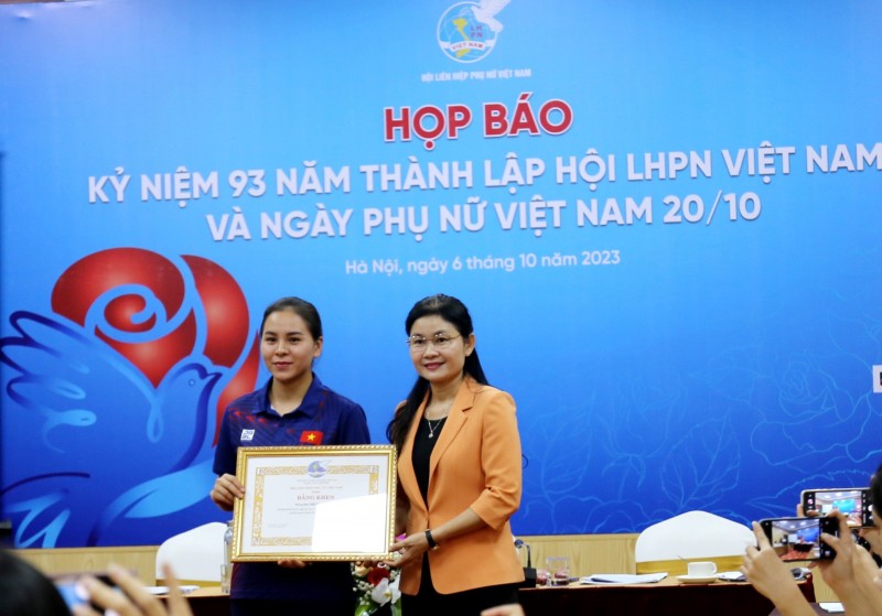 Ủy viên dự khuyết TƯ Đảng, Phó Chủ tịch Hội LHPN Việt Nam Tôn Ngọc Hạnh trao Bằng khen của Đoàn Chủ tịch TƯ Hội LHPN Việt Nam cho nữ xạ thủ Trịnh Thu Vinh. (Nguồn: Báo CAND)