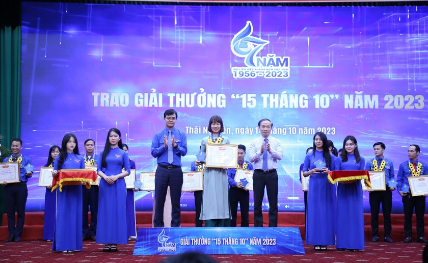 Ông Phạm Tất Thắng, Phó Trưởng Ban Thường trực Ban Dân vận Trung ương và ông Bùi Quang Huy, Bí thư thứ nhất Trung ương Đoàn trao Giải thưởng “15 tháng 10” cho các Hội viên xuất sắc. (Ảnh Đăng Hải)