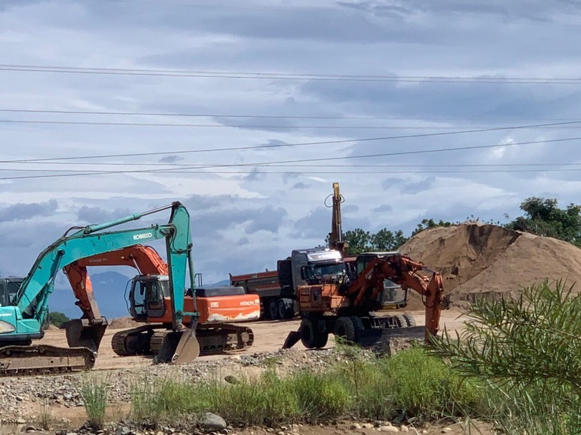 Đại công trường khai thác, chế biến khoáng sản trái phép trên sông Dinh được người dân xác định là của ông H.X.T