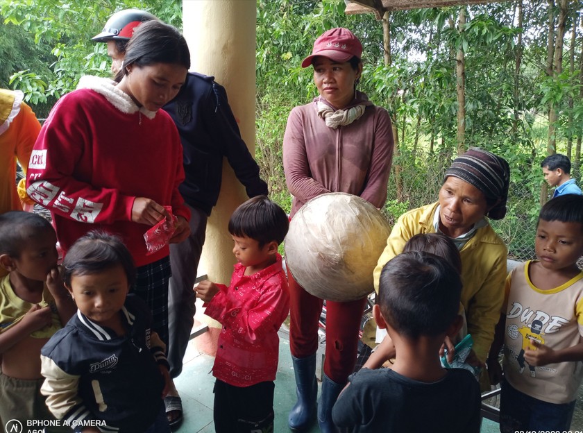 Chị em phụ nữ buôn Ma Giai kể, khi chưa có nước sạch, bà con phải theo con suối cả buổi mới lấy được can nước. (Ảnh PV)