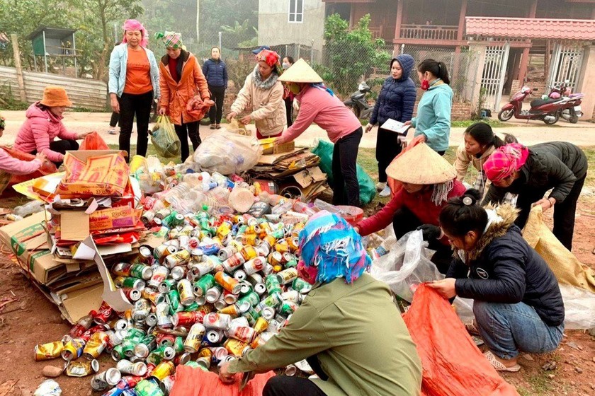 Phụ nữ Mường Nhé “biến rác thành tiền”. (Nguồn: Báo Tài nguyên và Môi trường) 