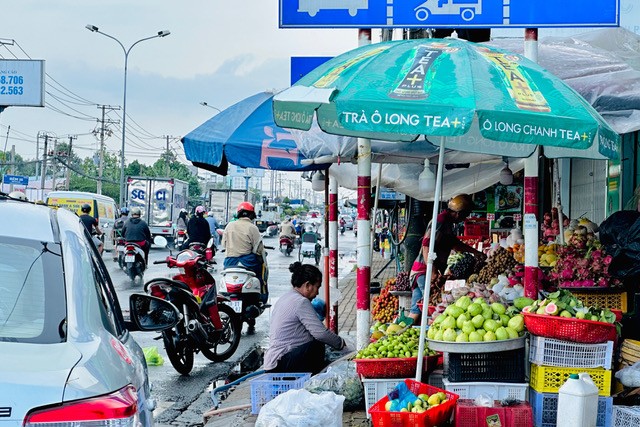 Một khúc vỉa hè bị lấn chiếm trên đường Nguyễn Văn Linh. 