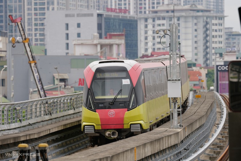 Tàu tuyến metro Nhổn - ga Hà Nội chạy thử nghiệm trên đường ray hồi cuối tháng 8. Ảnh: Phạm Chiểu