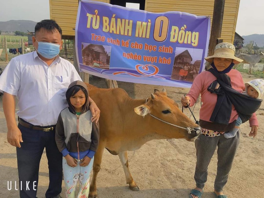 Sr. Vu Van Tung, Escuela Primaria y Secundaria Dinh Nup, Comuna de Po To, Distrito de Ia Pa, Gia Lai.