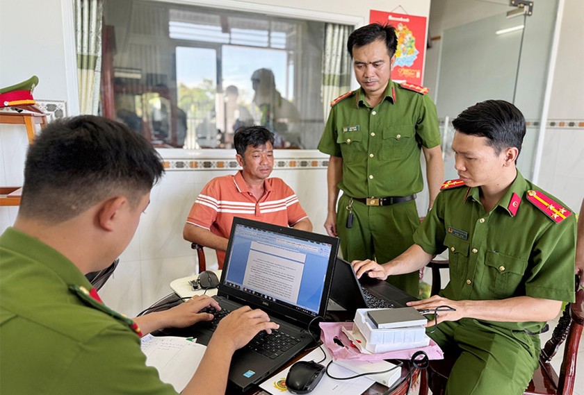 Khám xét nơi ở và nơi làm việc của các bị can, công an phát hiện, thu giữ một số tài liệu, thiết bị liên quan vụ án.