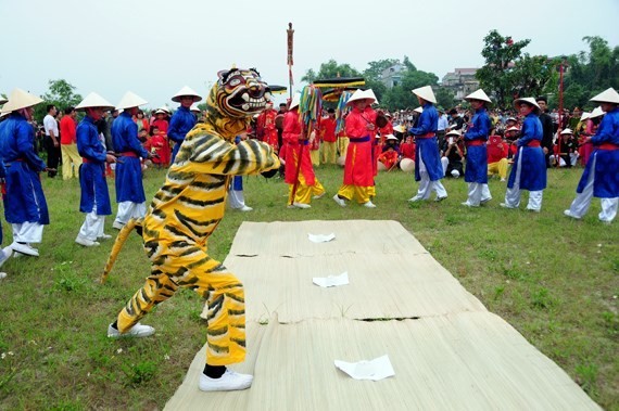 Hát múa Ải Lao tại Hội Gióng. (ảnh: vietnamplus.vn)