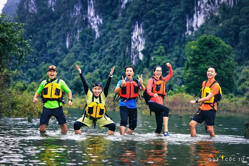 Các KOLs du lịch quảng bá hình ảnh du lịch mùa lũ Phong Nha – Kẻ Bàng ở Quảng Bình. (Ảnh: Ngô Trần Hải An)