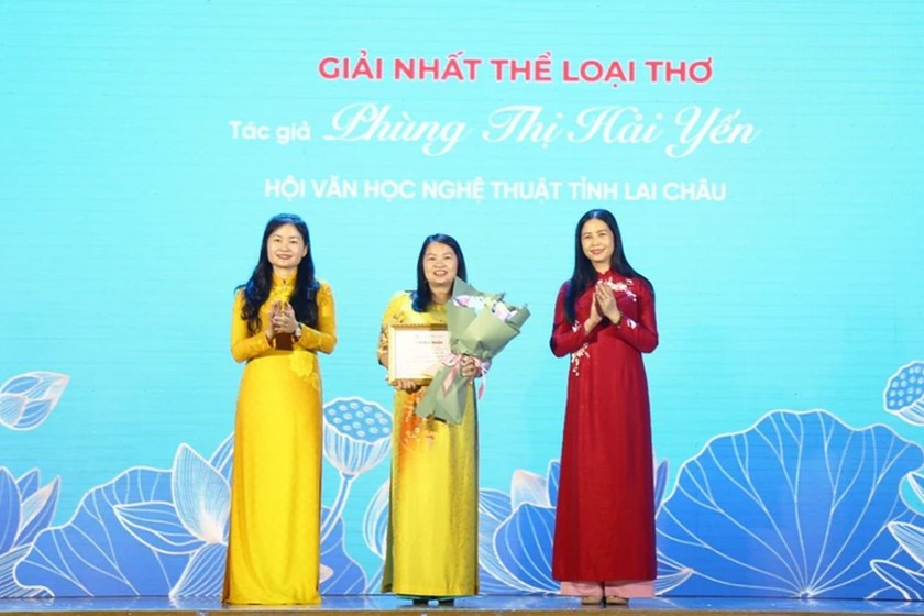 Tác giả Phùng Hải Yến nhận Giải Nhất thể loại thơ Cuộc thi “Tìm hiểu giá trị tích cực của tín ngưỡng, tôn giáo trong đời sống gia đình và thúc đẩy bình đẳng giới” năm 2023. (Nguồn: HLHPN - Ảnh: PV)