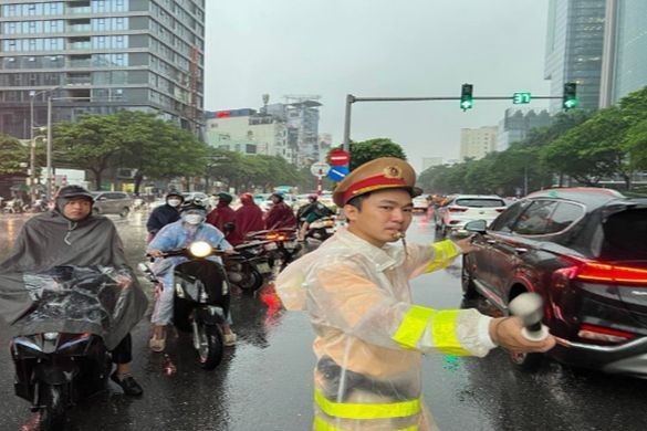 Lực lượng CSGT ứng trực, phân luồng điều tiết giao thông, phòng ngừa ùn tắc giao thông. Ảnh: CAHN