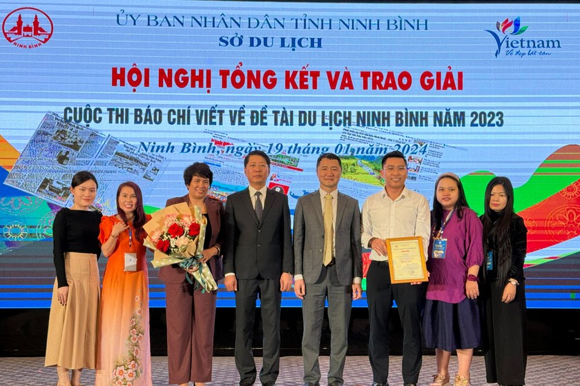 Đồng chí Trần Song Tùng, Phó Chủ tịch UBND tỉnh Ninh Bình, đồng chí Bùi Văn Mạnh, Giám đốc Sở Du lịch tỉnh Ninh Bình chụp ảnh cùng nhóm tác giả Báo Pháp luật Việt Nam đạt giải A - Cuộc thi Báo chí viết về đề tài du lịch Ninh Bình năm 2023.