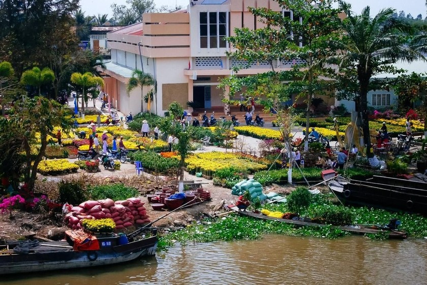 Những chiếc xuồng chở đầy hoa Tết mang nét đặc trưng của Tết phương Nam. Ảnh: Đăng Huỳnh