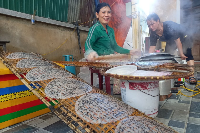 Đỏ lửa tráng bánh lá ram, bánh cuốn. 