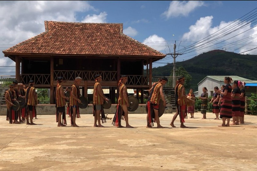 Bà con B’râu đánh chiêng đón chào năm mới. Ảnh: Huy Quyền 