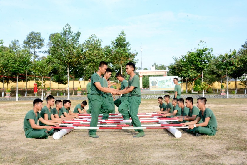 Bộ đội nhảy sạp giải trí trong ngày Tết. (Ảnh: PV)