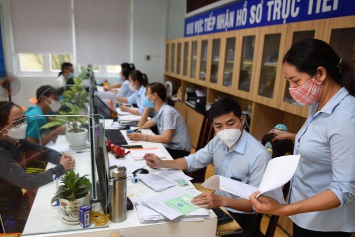 Người lao động làm thủ tục tại cơ quan bảo hiểm xã hội. (Ảnh minh họa - Nguồn: vietnamnet.vn)