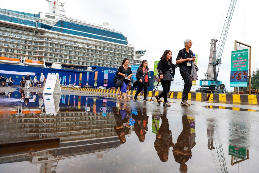 Đông đảo du khách trên du thuyền Celebrity Solstice cập cảng Chân Mây và đi tham quan, trải nghiệm Huế. 