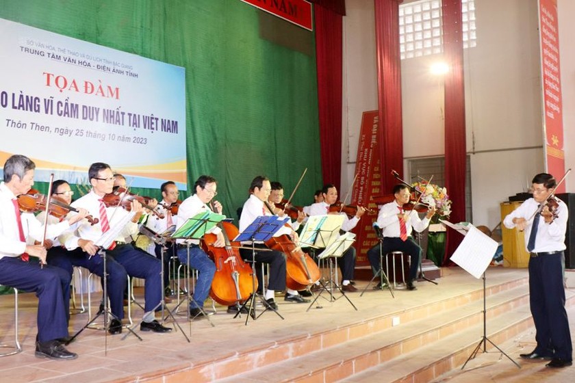 CLB Đàn Violon làng Then biểu diễn. (Ảnh: Lệ Thanh)