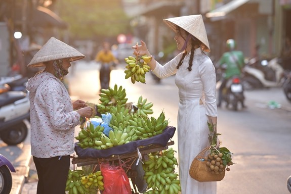 Cốt cách thanh lịch của người Tràng An xưa vẫn còn chảy trong mỗi con người Hà Nội hôm nay. (Nguồn: Báo Quân đội nhân dân)