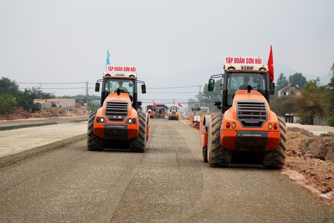 Thi công mặt đường cao tốc đoạn qua TX Phú Mỹ. (Ảnh: Trung Dũng)