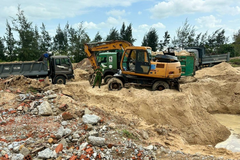 Hiện trường vụ khai thác cát trong khu du lịch Thiên Đàng. (Ảnh trong bài: Vân Anh) 