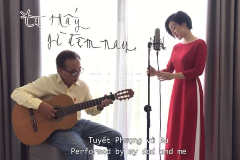 Ca sĩ Tuyết Phượng và người cha cùng xuất hiện trong nhiều clip “cha đàn, con hát” trên mạng xã hội. (Ảnh cắt từ clip)