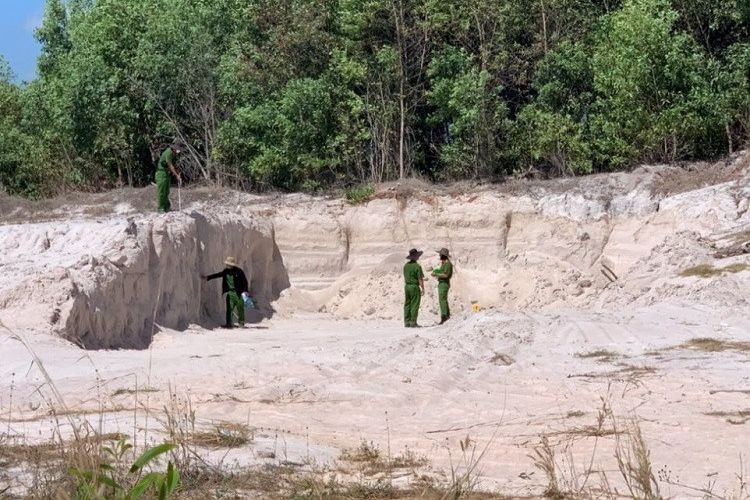 Công an kiểm tra hiện trạng khu vực bị Chính tổ chức khai thác cát trái phép. (Ảnh: Công an cung cấp)