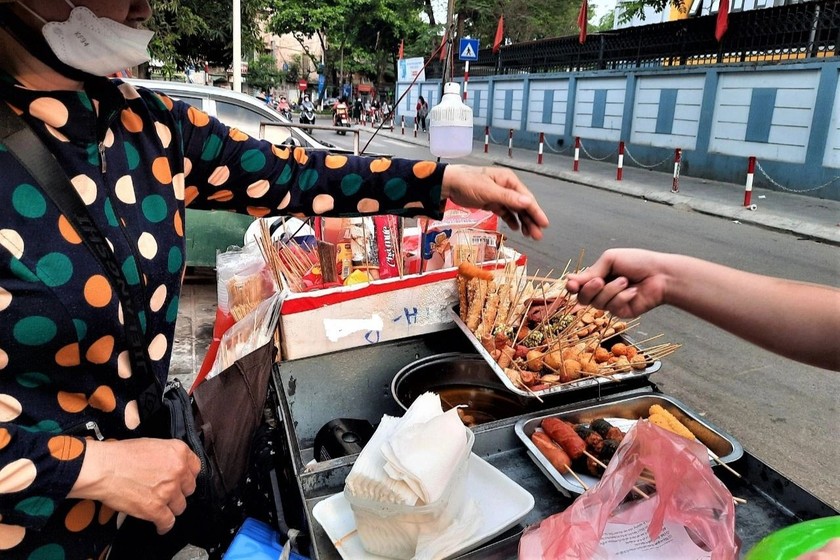 Nhiều học sinh là nạn nhân ngộ độc do đồ ăn trước cổng trường. (Ảnh minh họa - Nguồn: SKĐS) 