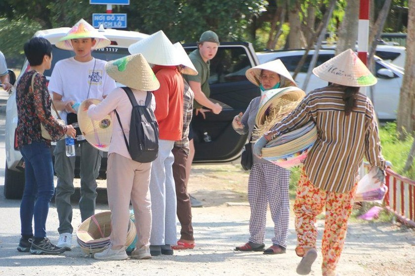 Hàng rong “chặt chém”, chèo kéo khách đã trở thành “điểm trừ” với du lịch Việt. (Ảnh minh họa - Báo TTH)