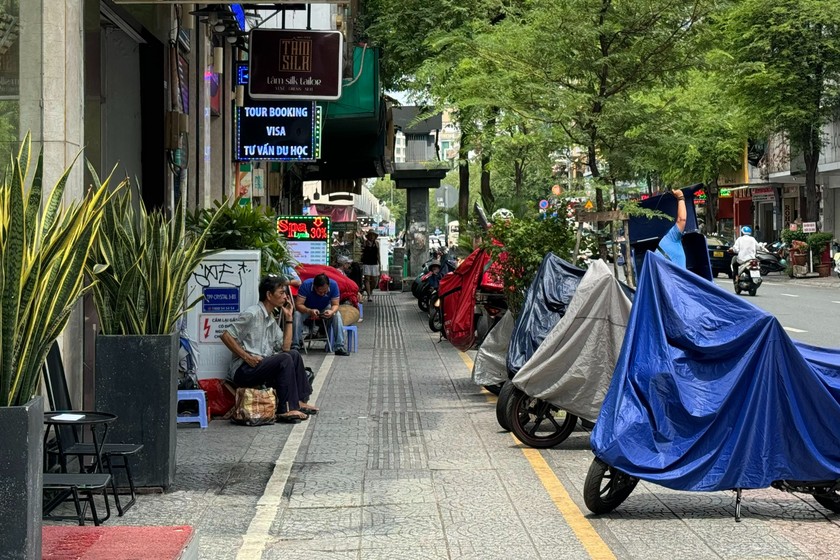 Vỉa hè đường Lê Thánh Tôn trở nên thông thoáng sau thời gian thí điểm cho thuê. (Ảnh: PV)