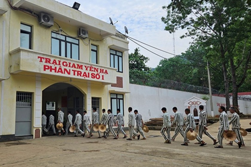 Phạm nhân trở về trại giam sau một ngày lao động cải tạo.