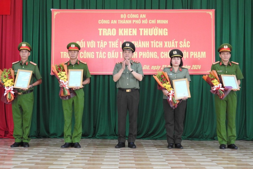 Trung tướng Lê Hồng Nam (đứng giữa) biểu dương các đơn vị tham gia phá vụ án. (Ảnh: Thiên Phúc)