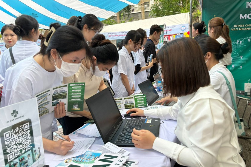 Sinh viên ngành y dược tham gia Ngày hội việc làm năm 2024.