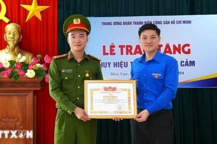  Bí thư Tỉnh đoàn Hà Giang Nguyễn Hải Dương trao Huy hiệu “Tuổi trẻ dũng cảm” của Trung ương Đoàn cho Thượng úy Nguyễn Mạnh Tường. (Ảnh: TTXVN )