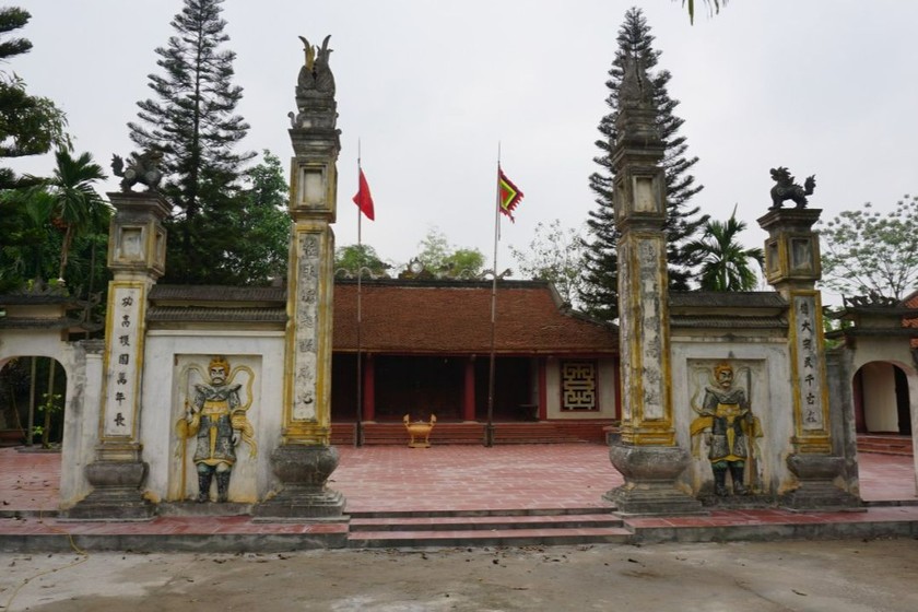 Nghi môn đình Dữu Lâu. (Ảnh: M. Xuân)