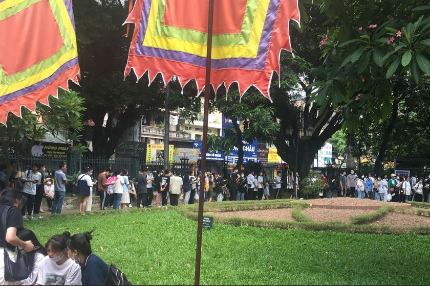 Đến mùa thi học sinh, phụ huynh “rồng rắn” đi xem bói, cầu cúng. (Ảnh: học sinh xếp hàng vào Văn Miếu - Quốc Tử Giám)