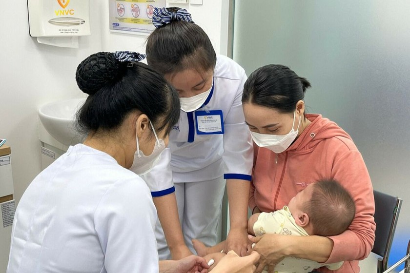 Trẻ tiêm vaccine có thành phần ho gà. Ảnh: VNExpress.