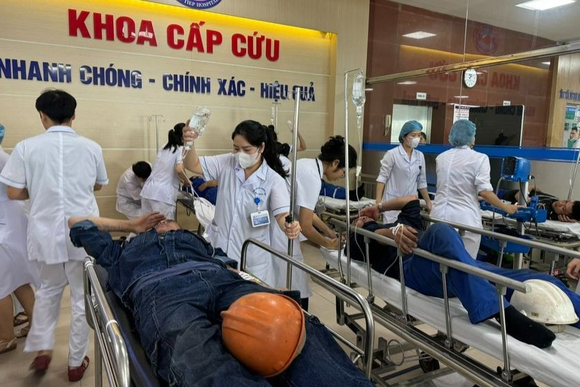 Nhiều công nhân nhập viện nghi do ngộ độc.