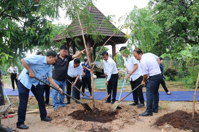 Lãnh đạo thành phố Thủ Dầu Một cùng phường Tương Bình Hiệp và Sơn Mài Định Hòa trồng cây sơn Phú Thọ - một loại cây làm sơn cho tranh làng nghề sơn mài Tương Bình Hiệp. (Nguồn: TTXVN)