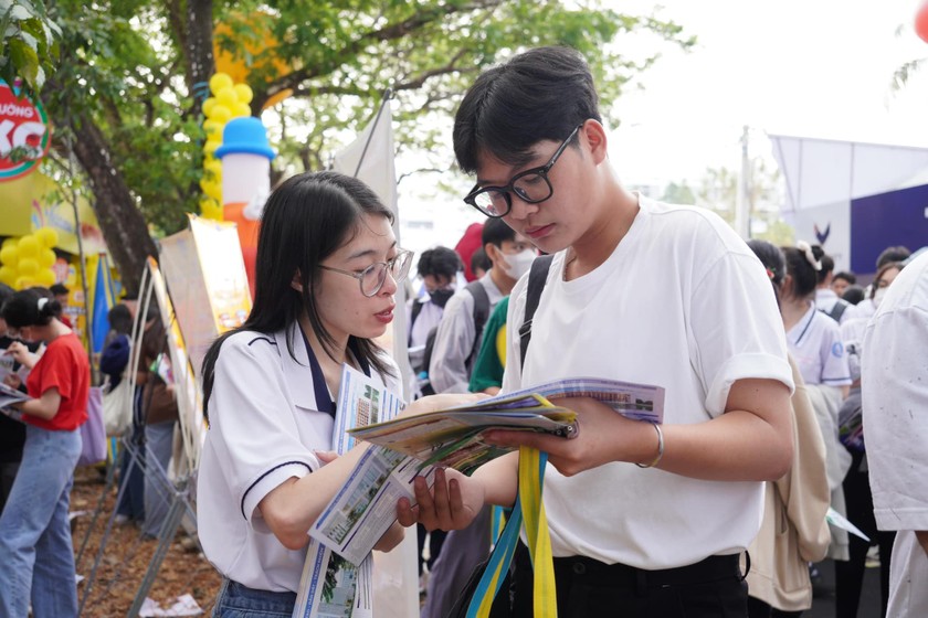 Tư vấn tuyển sinh tại Đại học Khoa học Xã hội và Nhân văn TP HCM.