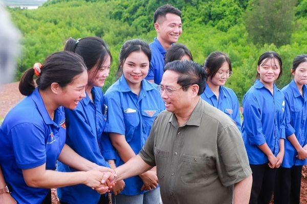 Thủ tướng Chính phủ Phạm Minh Chính thăm, động viên các thanh niên tình nguyện hỗ trợ triển khai đường điện 500kV mạch 3. (Ảnh: T.Ư Đoàn)