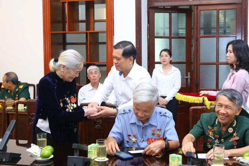 Thứ trưởng Bộ LĐ-TB&XH Nguyễn Bá Hoan tiếp thân mật Đoàn người có công với cách mạng tiêu biểu tỉnh Nam Định ngày 8/7/2024. (Nguồn ảnh: Bộ LĐ-TB&XH)