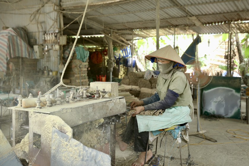 Các làng nghề có nhiều tiềm năng hỗ trợ người lao động phi chính thức có công ăn việc làm ổn định. (Ảnh minh họa: Duy Khánh)