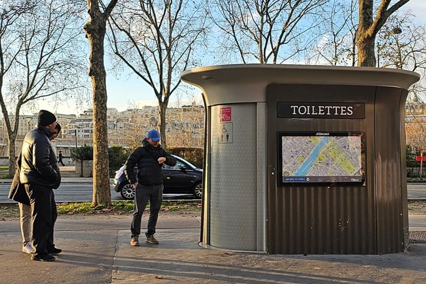 Cảnh chờ đi toilet công cộng ở Paris (Pháp). Ảnh: Huy Hoàng