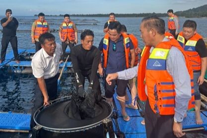 Ông Vinh (áo trắng), GĐ Cty Thái Bình Dương đang thuyết trình kỹ thuật nuôi tôm hùm giống tại Trang trại nuôi tôm hùm giống ở tỉnh Sumbawa, indonesia.