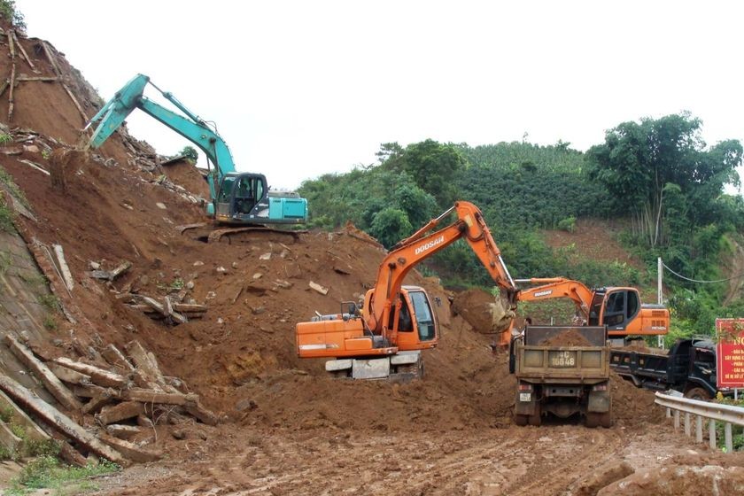 Sơn La huy động thiết bị máy móc để khơi thông các tuyến đường bị sạt lở. (Ảnh: Quốc Định)