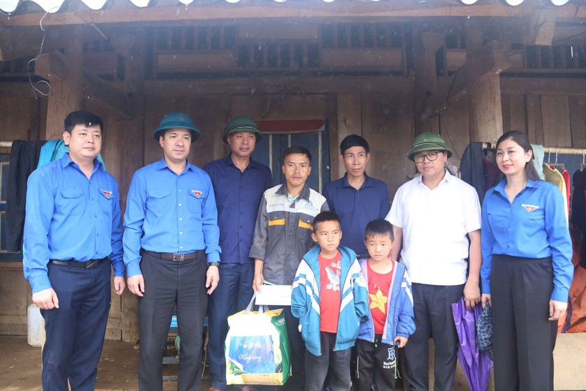 Bí thư Trung ương Đoàn TNCS Hồ Chí Minh Ngô Văn Cương (thứ hai từ trái sang) thăm người dân vùng lũ. (Ảnh: Đ.Hải)