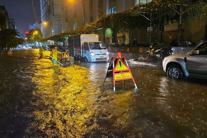 Mưa lớn khiến nhiều tuyến đường rơi vào tình trạng ngập úng (Ảnh: KTĐT)