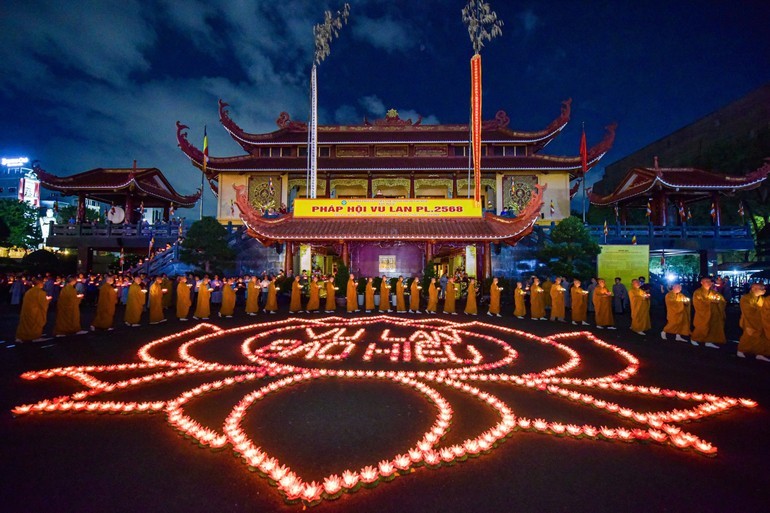 Trang nghiêm Lễ phóng liên đăng trong Pháp hội Vu lan - Báo hiếu tại Việt Nam Quốc Tự (Ảnh: Báo Giác ngộ)