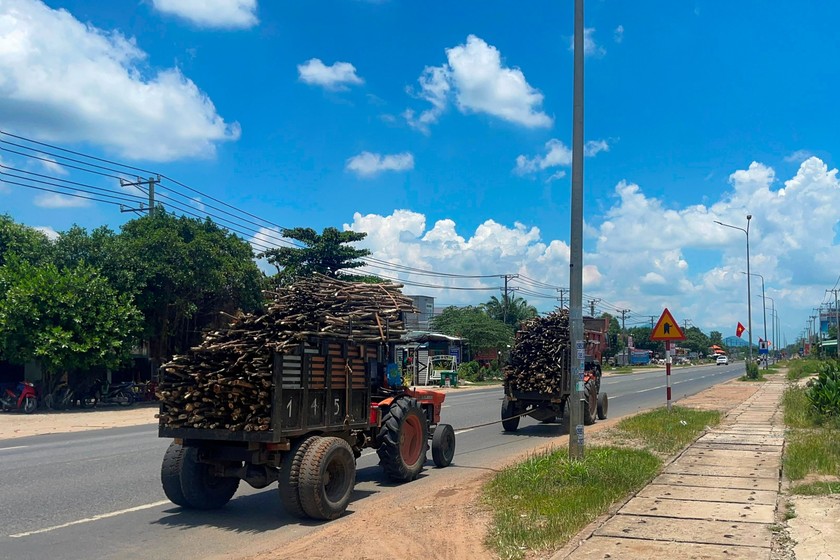 Hai xe tự chế kéo nhau lưu thông trên QL1A đoạn đi qua huyện Hàm Tân, hình chụp ngày 19/8/2024. (Ảnh: Tiến Dũng)